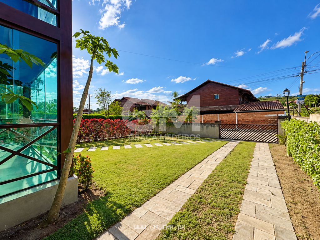 Foto de Casa com 4 quartos sendo 3 suítes, terreno com 360 m² 