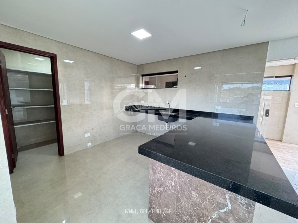 Foto de Casa em condomínio com piscina e espaço gourmet