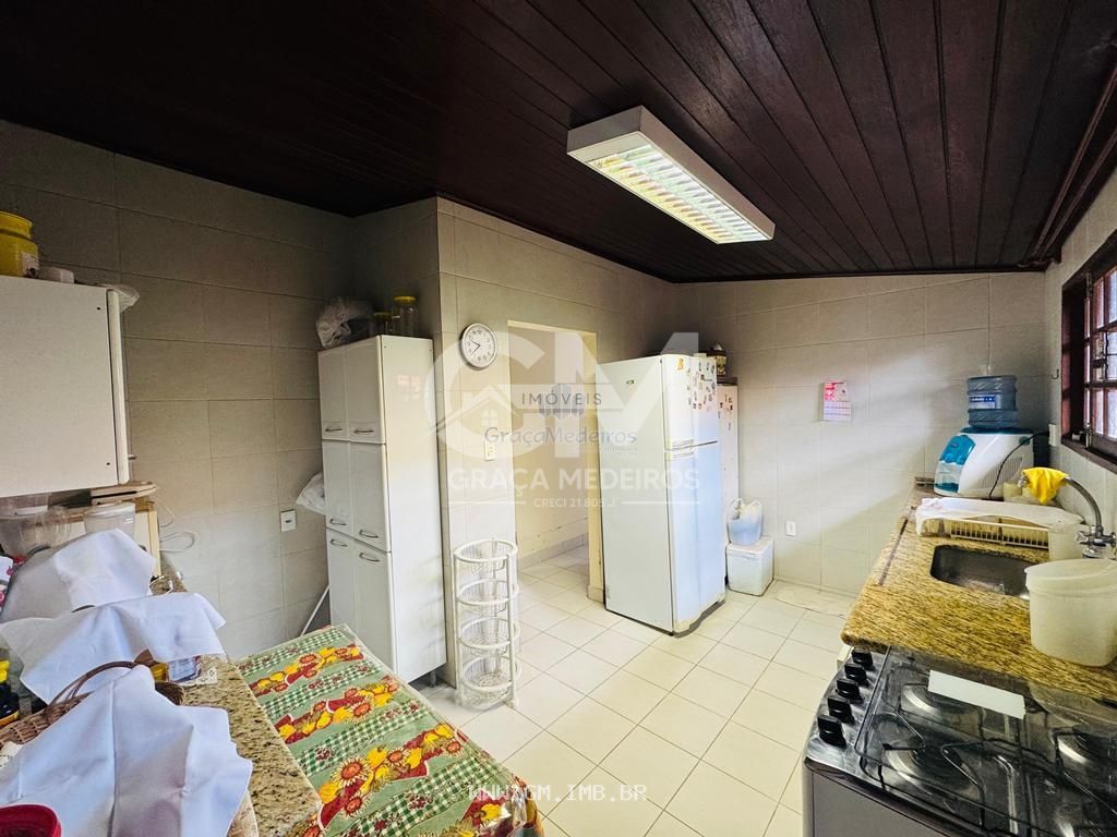 Foto de Casa com 4 quartos em condomínio próximo ao centro