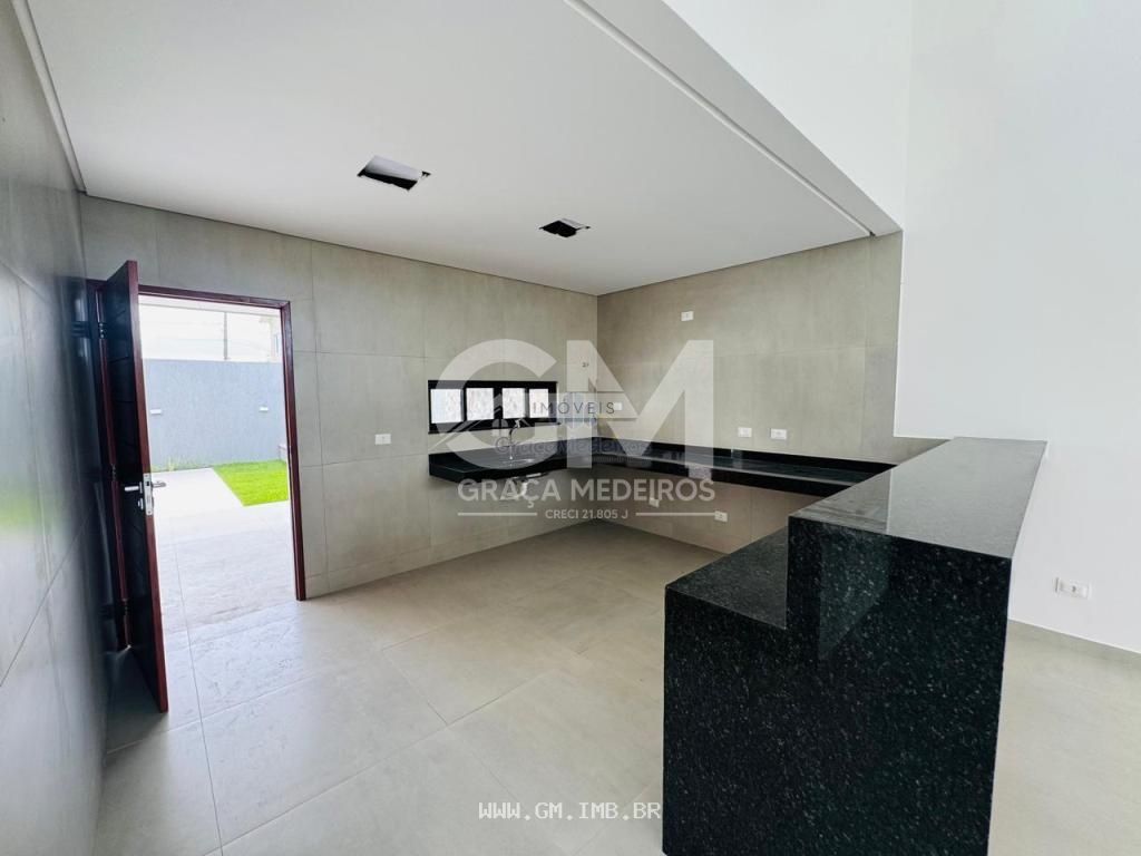 Foto de Casa nova com piscina particular em condomínio de