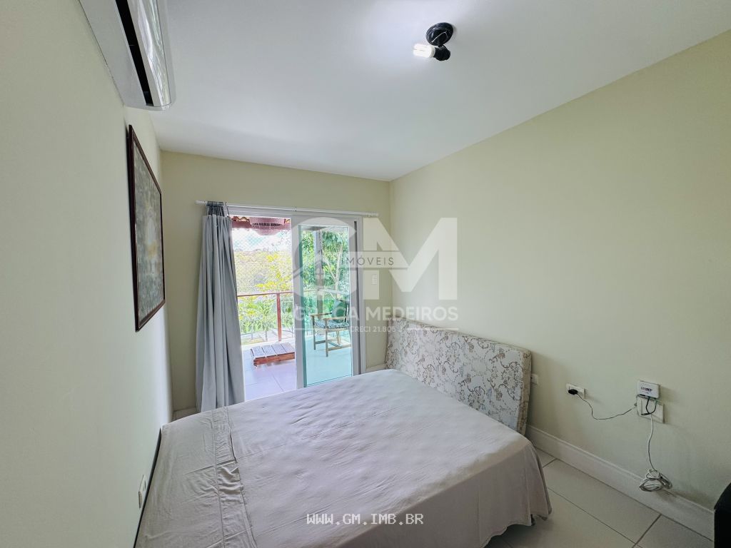 Foto de Casa com 4 quartos sendo 3 suítes, em condomínio 