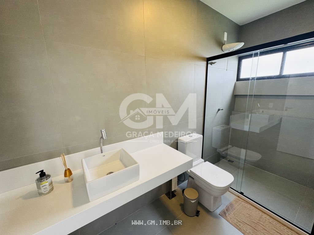 Foto de Casa de alto padrão, 4 suítes, piscina e terraço gourmet 