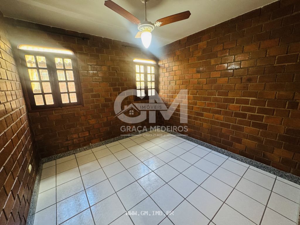 Foto de Chalé com 4 quartos sendo 2 suítes em condomínio
