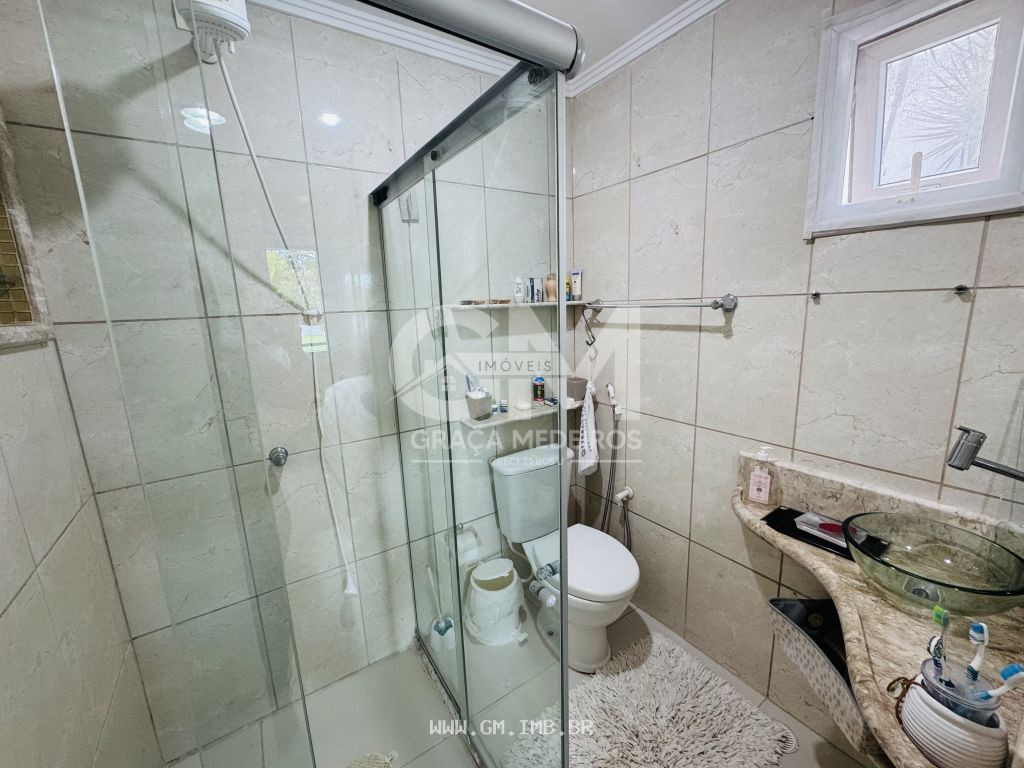 Foto de Casa com 4 quartos sendo 3 suítes, em condomínio 