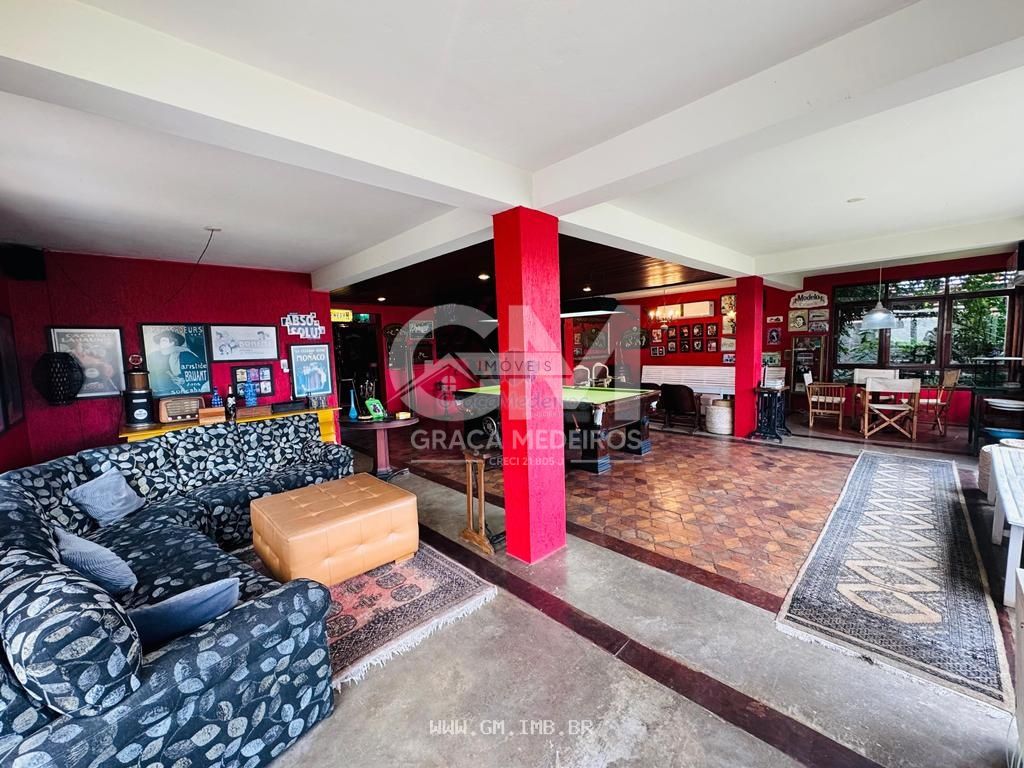 Foto de Casa com vista para as montanhas em condomínio de alto padrão