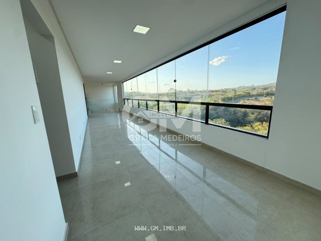 Foto de Casa em condomínio com piscina e espaço gourmet