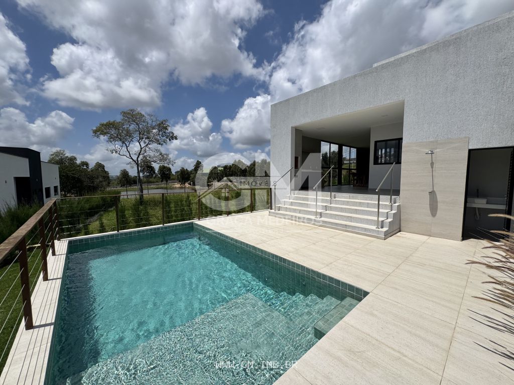 Foto de Casa de alto padrão, 4 suítes, piscina e terraço gourmet 