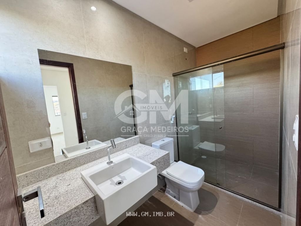 Foto de Casa em condomínio com piscina e espaço gourmet