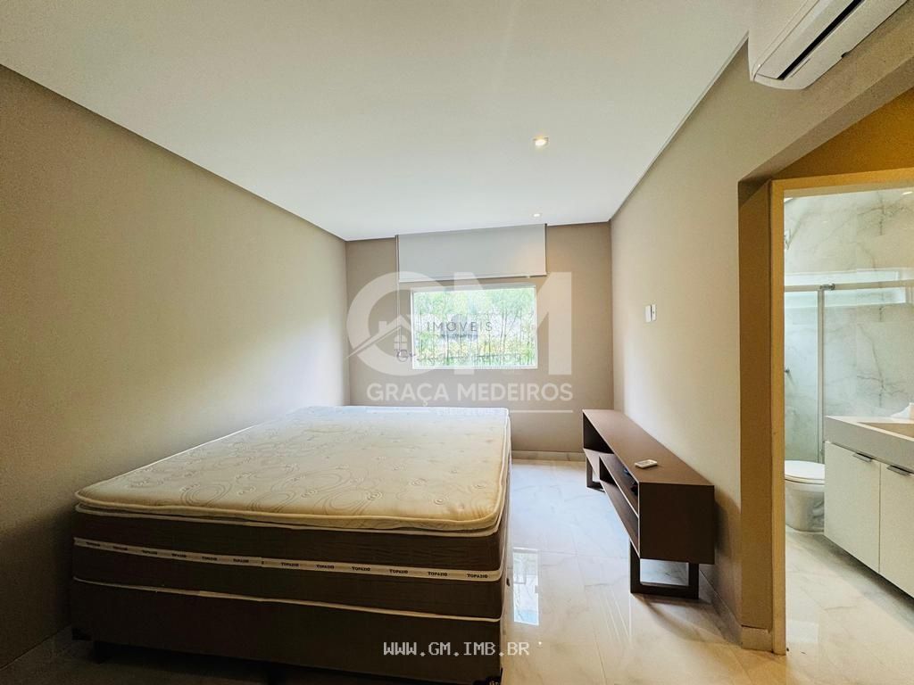 Foto de Casa de alto padrão com piscina particular em condomínio