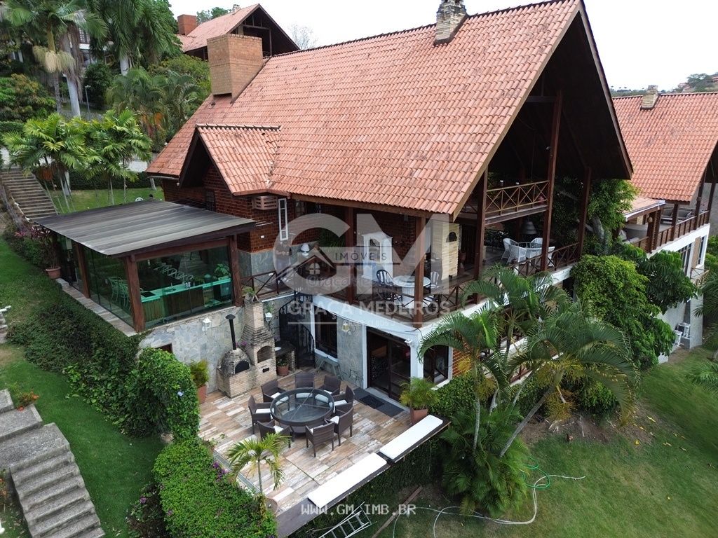 Foto de Casa com vista para as montanhas em condomínio de alto padrão