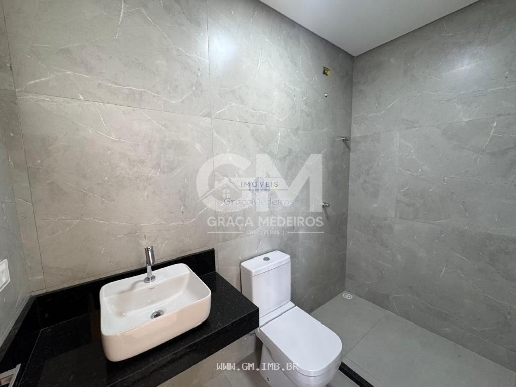 Foto de Casa nova com piscina particular em condomínio de