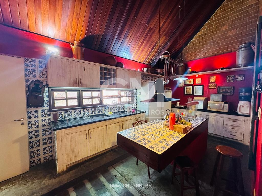 Foto de Casa com vista para as montanhas em condomínio de alto padrão