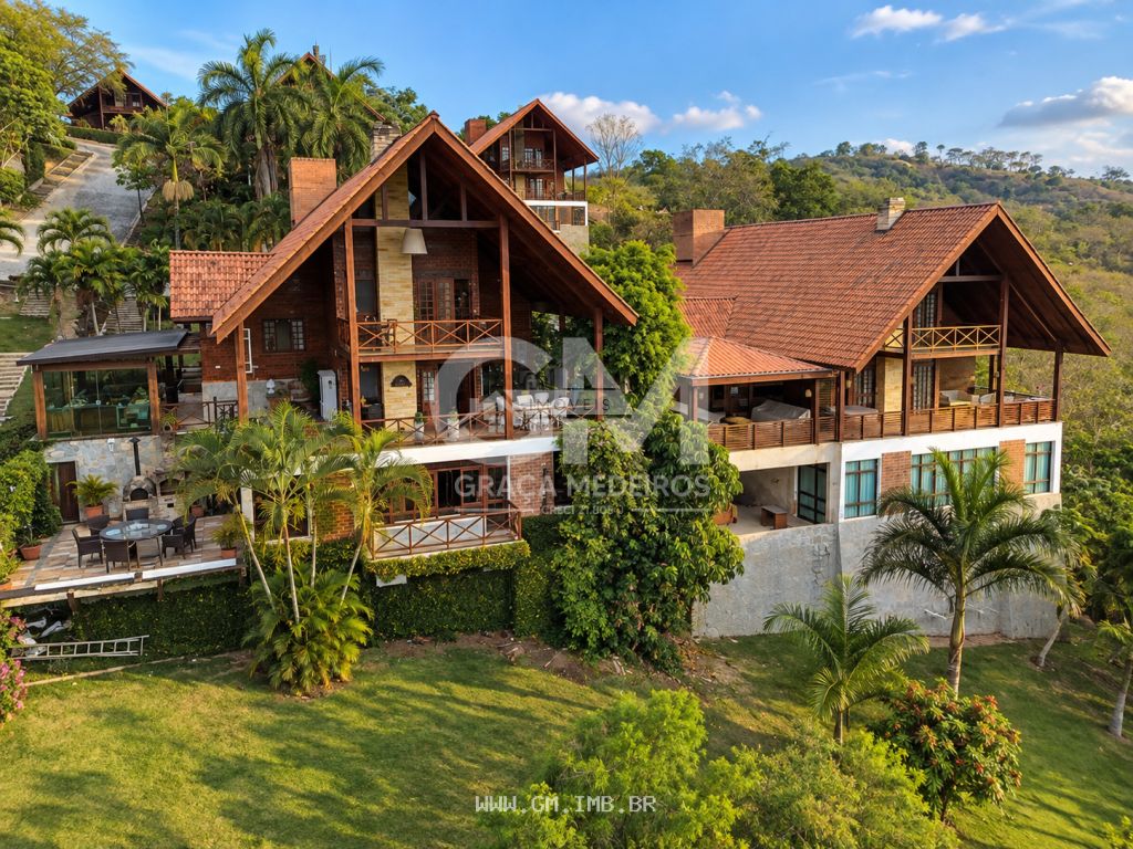 Casa com vista para as montanhas em condomínio de alto padrão