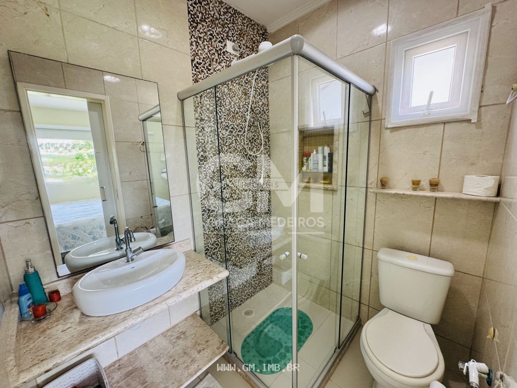 Foto de Casa com 4 quartos sendo 3 suítes, em condomínio 