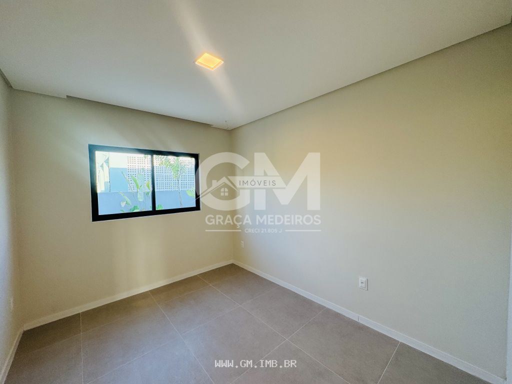 Foto de Casa com 4 quartos sendo 3 suítes, piscina particular 