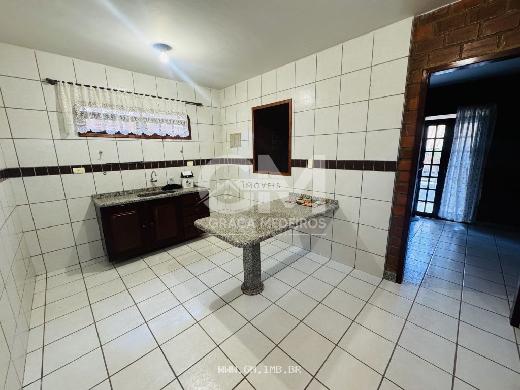 Foto de Chalé com 4 quartos sendo 2 suítes em condomínio