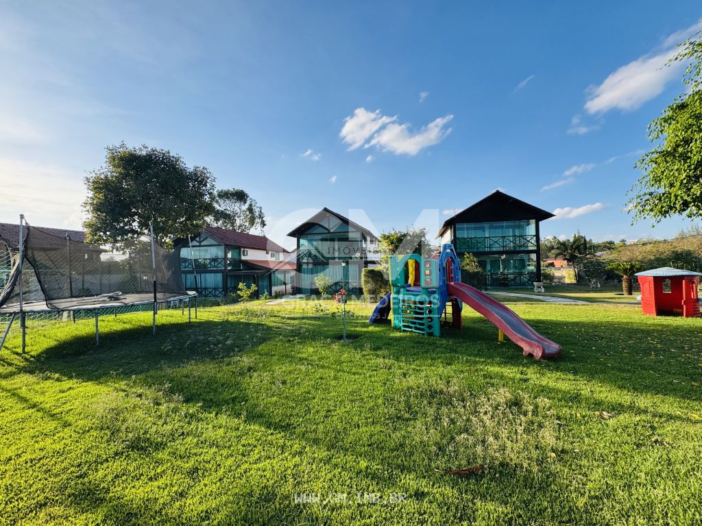 Foto de Casa com 4 quartos sendo 3 suítes, terreno com 360 m² 