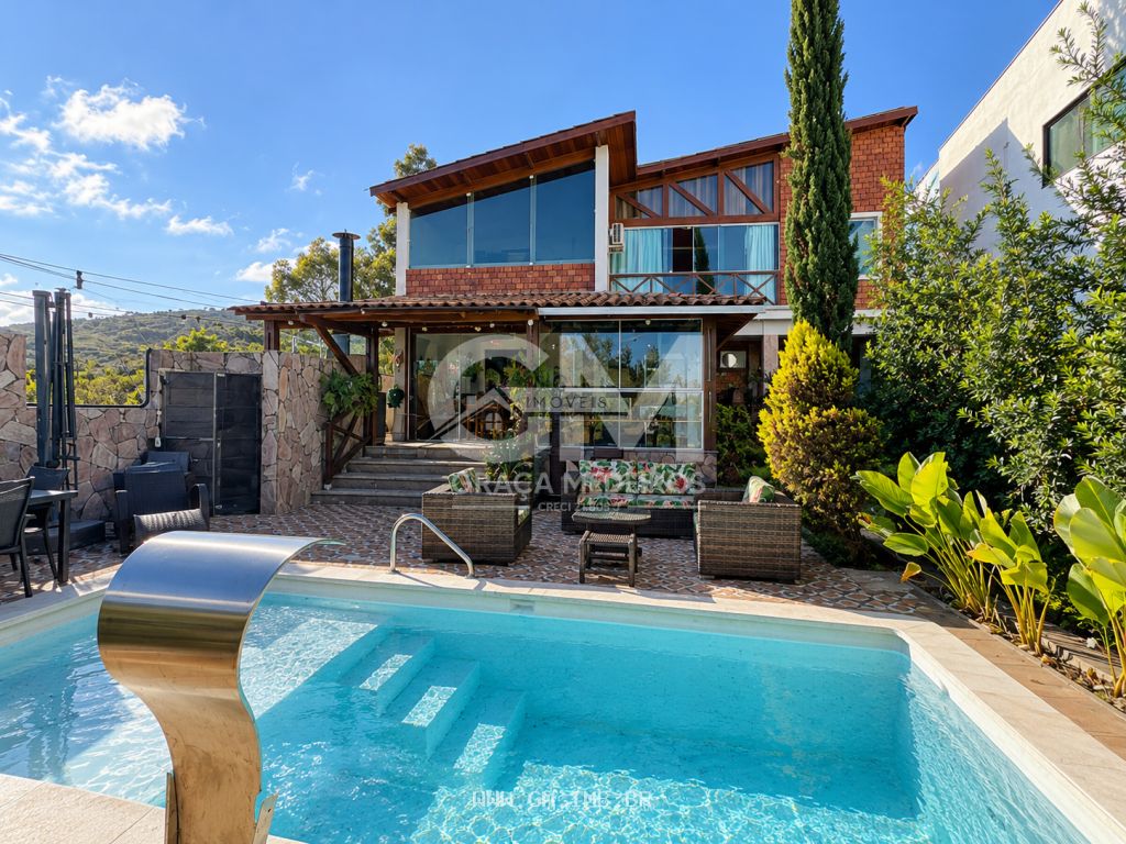 Casa com 5 quartos, terraço gourmet e piscina 