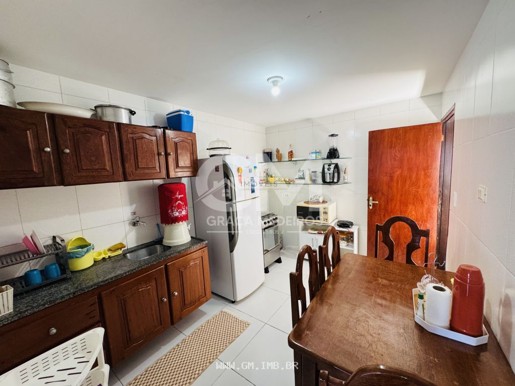 Foto de Casa com 4 quartos sendo 2 suítes, mobiliada em condomínio 