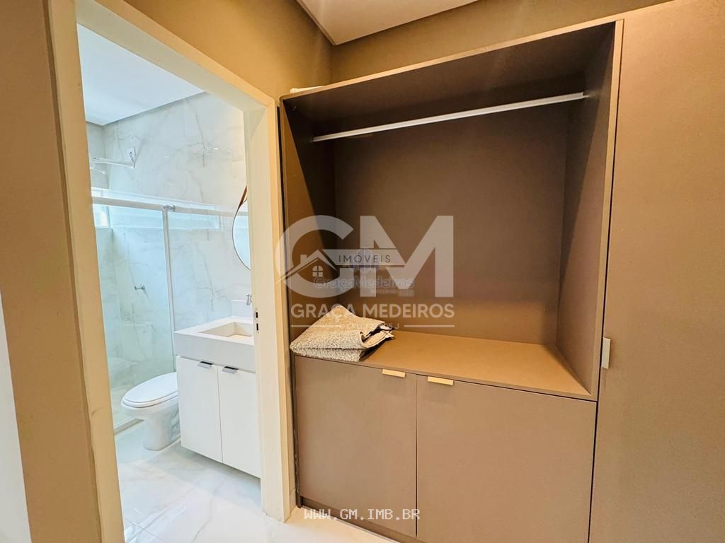 Foto de Casa de alto padrão com piscina particular em condomínio