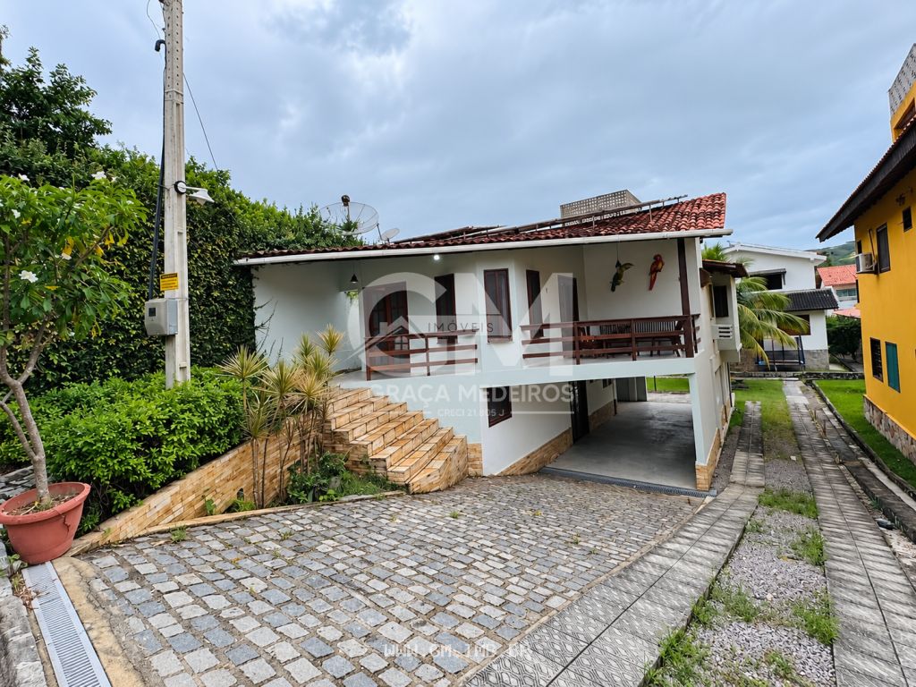 Casa com 4 quartos em condomínio com piscina aquecida