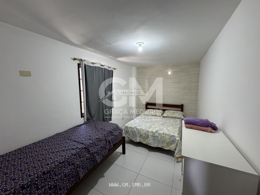 Foto de Casa com 4 quartos sendo 2 suítes, mobiliada em condomínio 