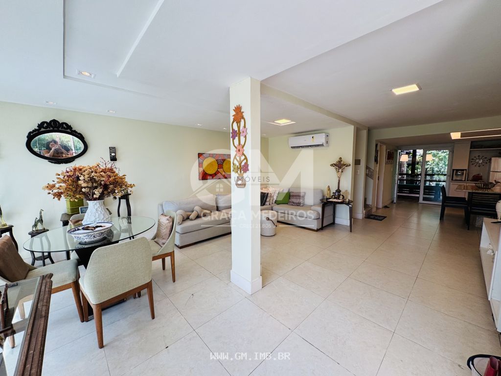 Foto de Casa com 4 quartos sendo 3 suítes, em condomínio 