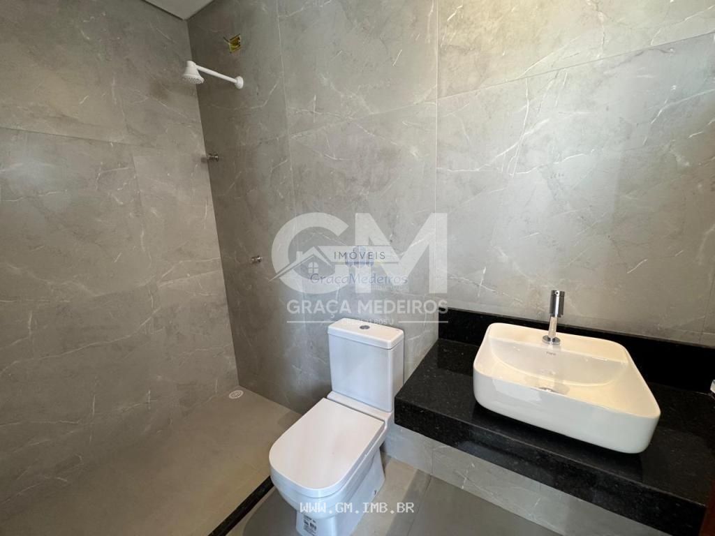 Foto de Casa nova com piscina particular em condomínio de