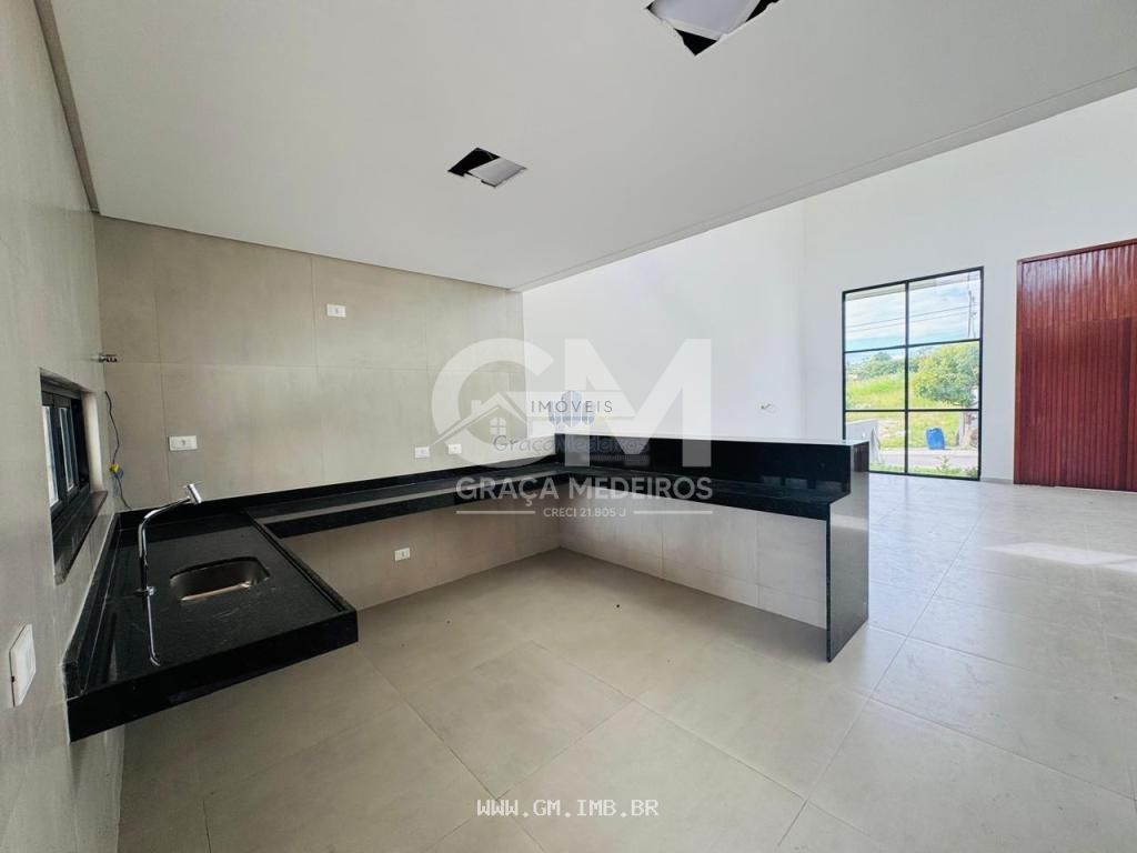 Foto de Casa nova com piscina particular em condomínio de