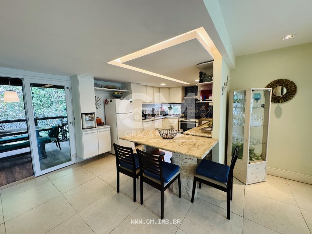 Foto de Casa com 4 quartos sendo 3 suítes, em condomínio 