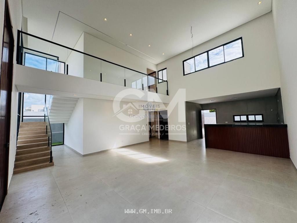Foto de Casa nova com piscina particular em condomínio de