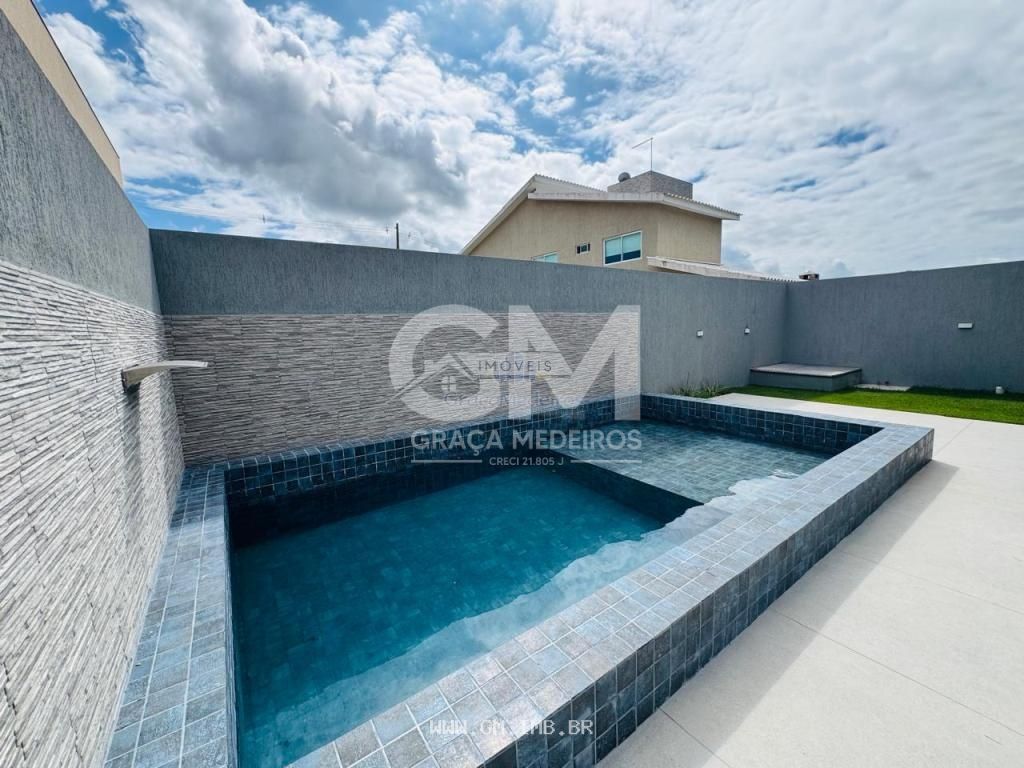 Foto de Casa nova com piscina particular em condomínio de