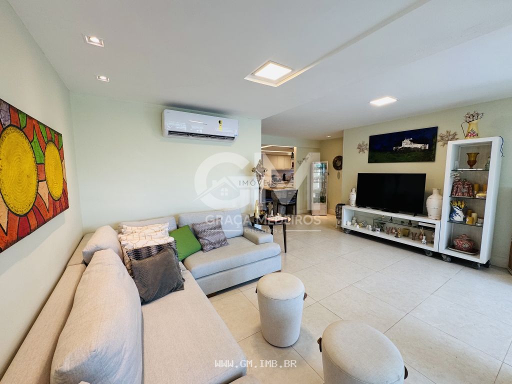 Foto de Casa com 4 quartos sendo 3 suítes, em condomínio 