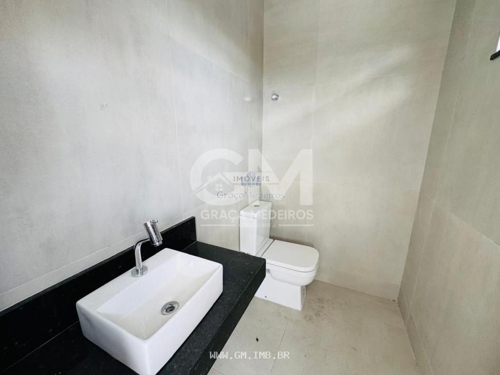 Foto de Casa nova com piscina particular em condomínio de