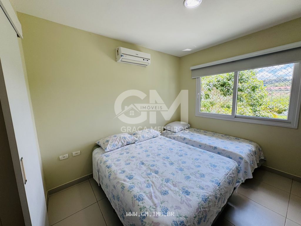 Foto de Casa com 4 quartos sendo 3 suítes, em condomínio 
