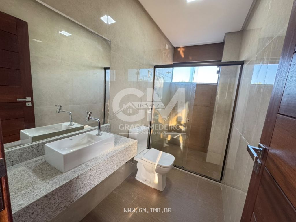 Foto de Casa em condomínio com piscina e espaço gourmet