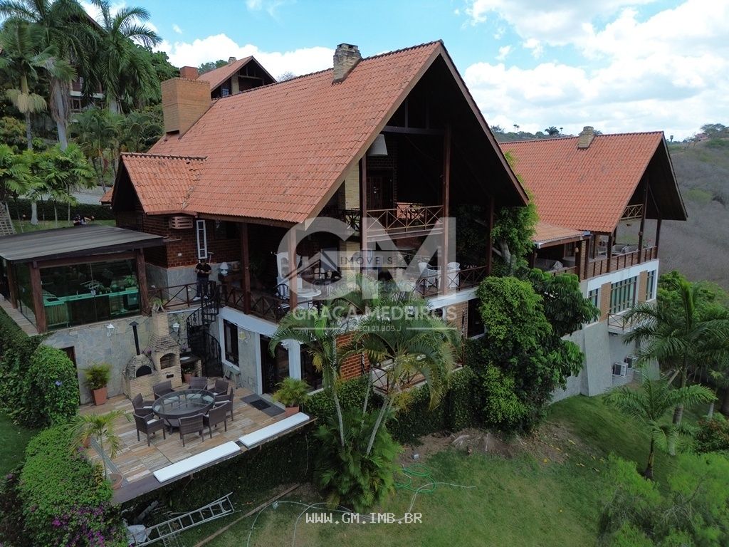 Foto de Casa com vista para as montanhas em condomínio de alto padrão