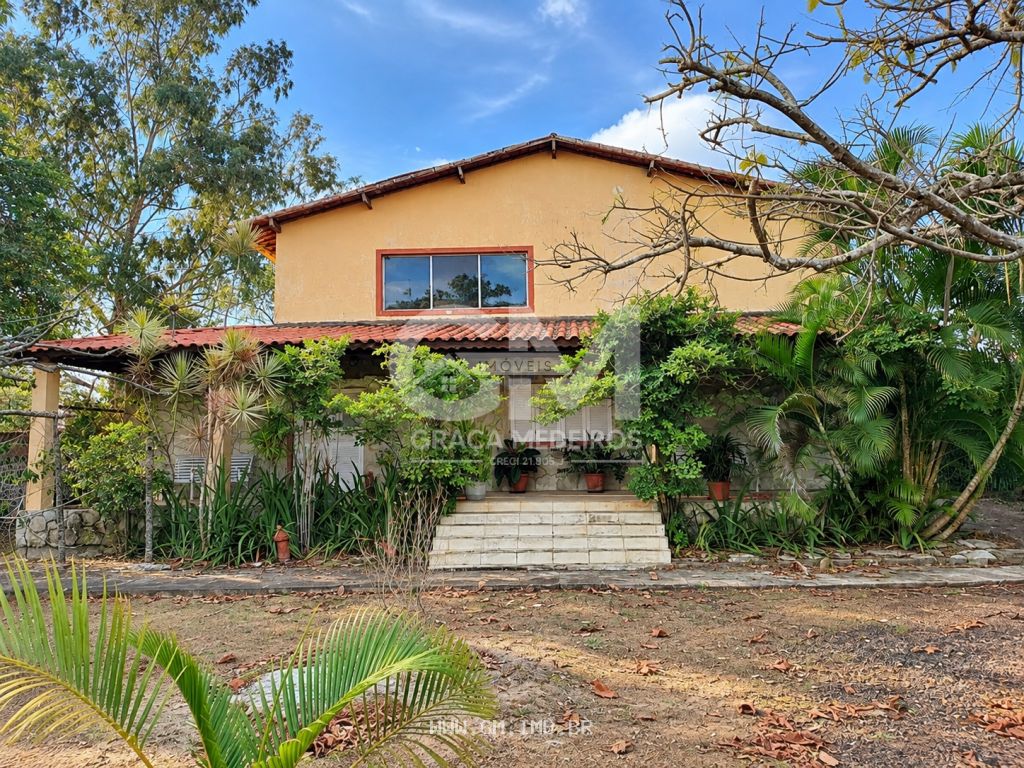 Casa com 300 metros em terreno com 1.200 metros 