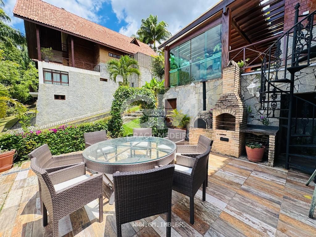 Foto de Casa com vista para as montanhas em condomínio de alto padrão
