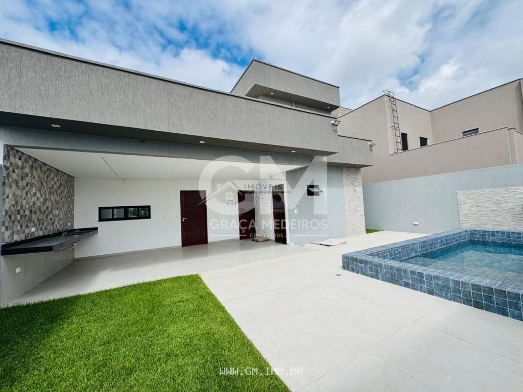 Foto de Casa nova com piscina particular em condomínio de