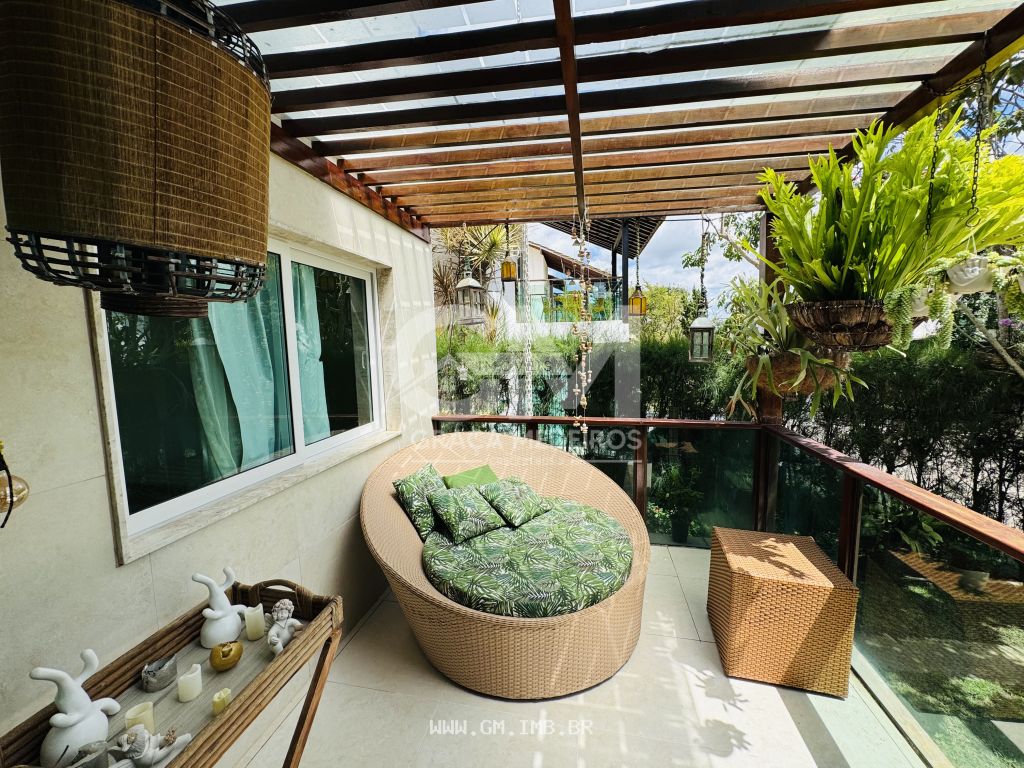 Foto de Casa com 4 quartos sendo 3 suítes, em condomínio 