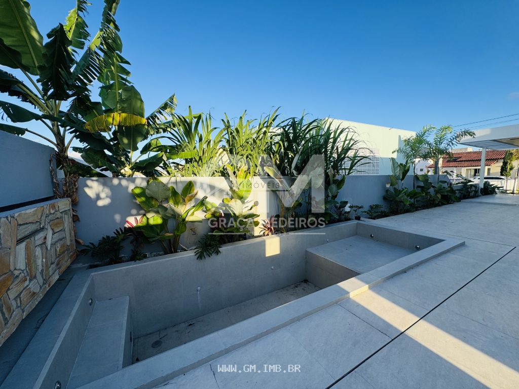 Foto de Casa com 4 quartos sendo 3 suítes, piscina particular 