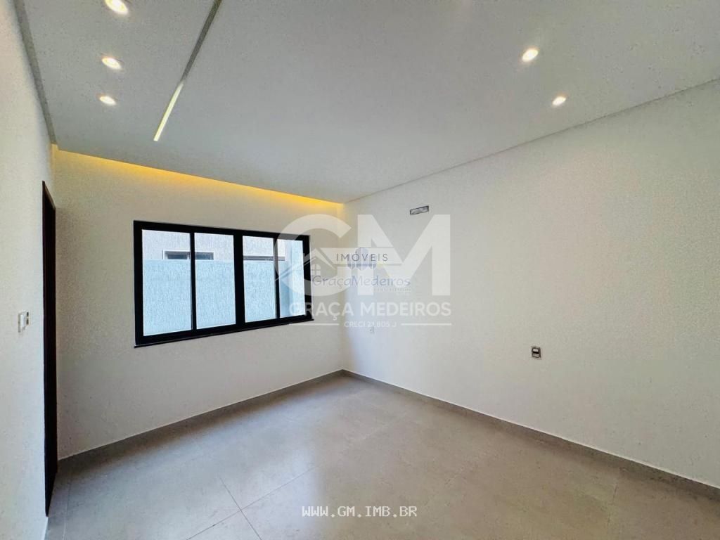 Foto de Casa nova com piscina particular em condomínio de