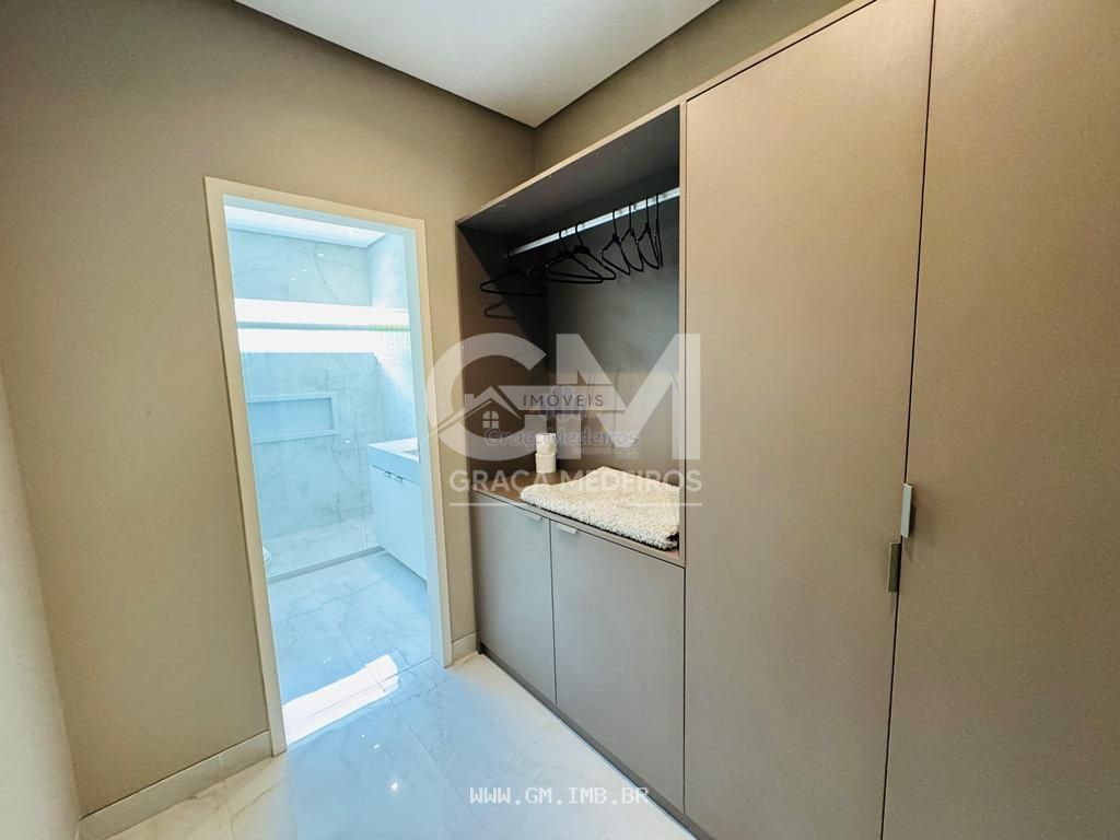 Foto de Casa de alto padrão com piscina particular em condomínio