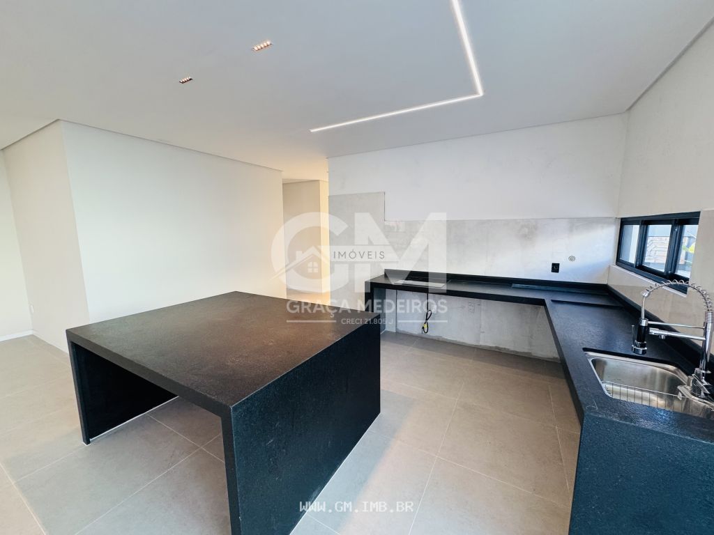 Foto de Casa com 4 quartos sendo 3 suítes, piscina particular 