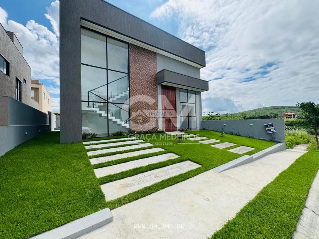 Foto de Casa nova com piscina particular em condomínio de