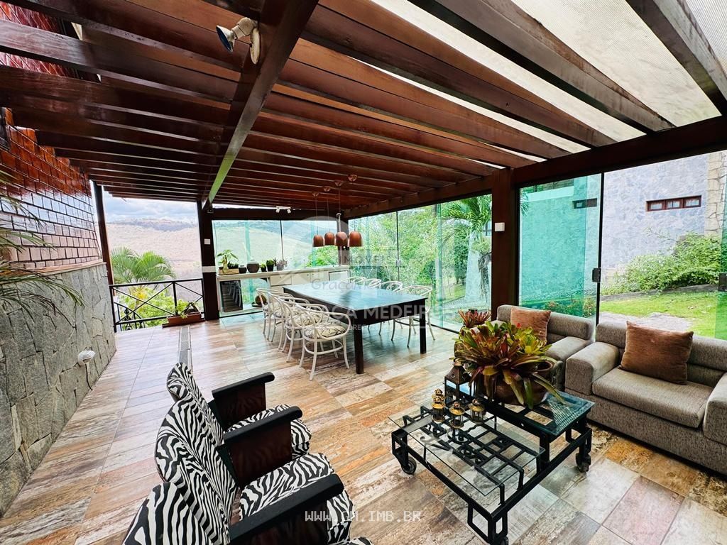 Foto de Casa com vista para as montanhas em condomínio de alto padrão