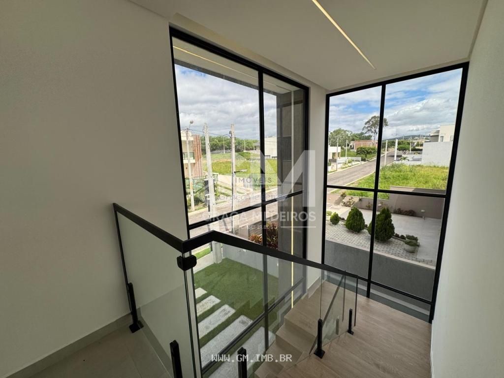 Foto de Casa nova com piscina particular em condomínio de