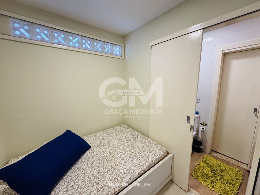 Foto de Casa com 4 quartos sendo 3 suítes, em condomínio 