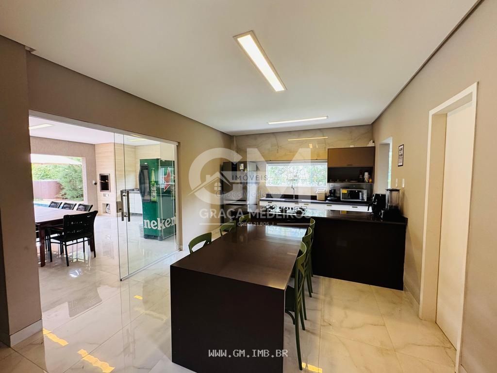 Foto de Casa de alto padrão com piscina particular em condomínio